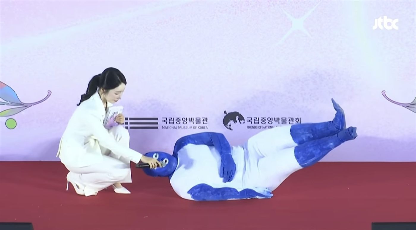국중박 분장놀이 잉어 연적 분장 참가자와 MC 이해원